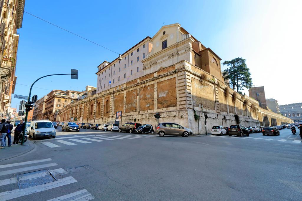 Cozy Apartment Fabia 300 Mt From Colosseum Roma Exterior foto